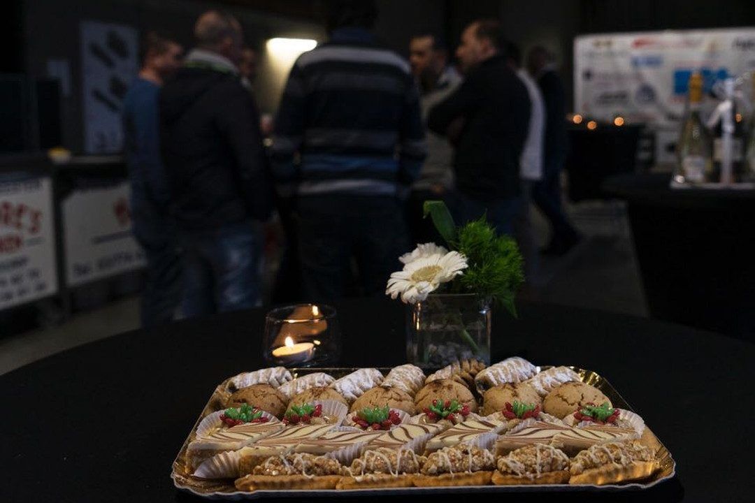Een schaal Marokkaanse koekjes op een avondevent