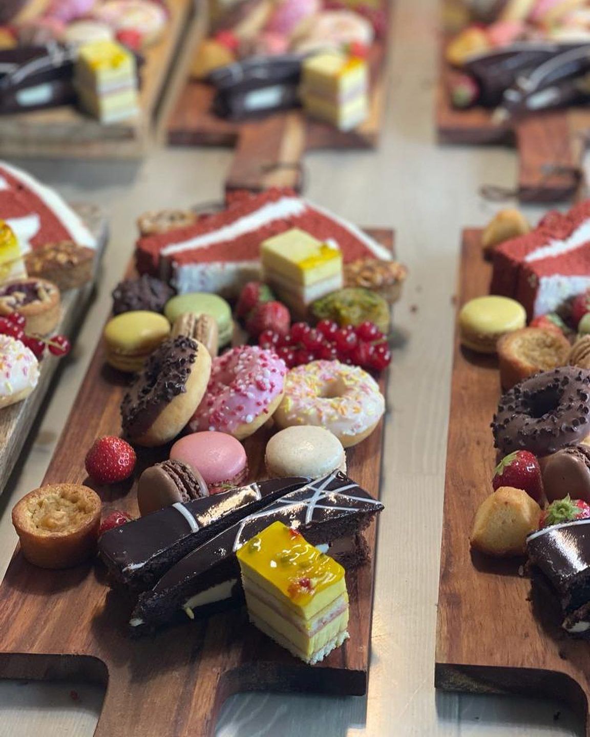 Houten planken vol desserts op een feest